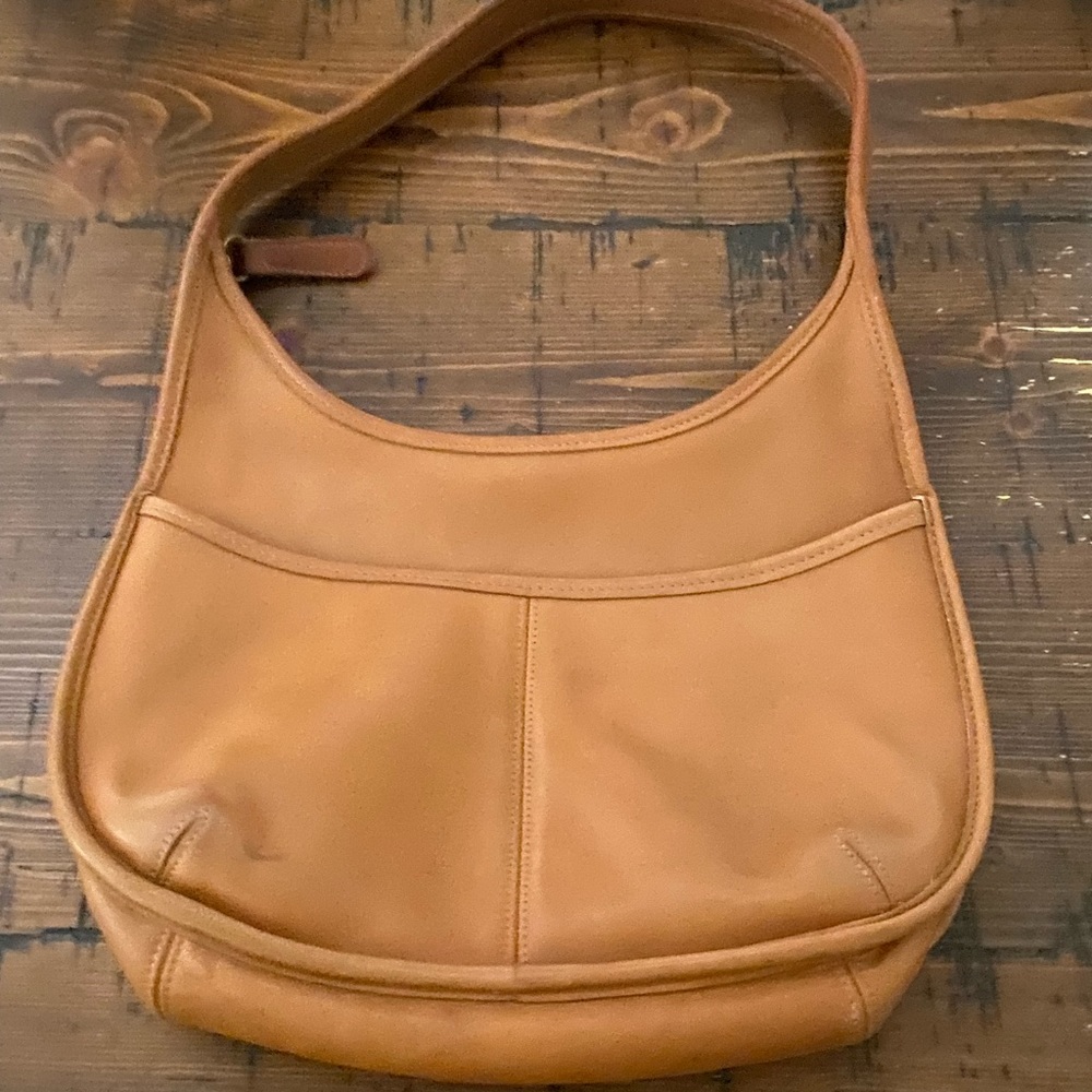 *SOLD* Coach Vintage Ergo Zip Pocket Shoulder Bag #9033 Carmel/Tan.